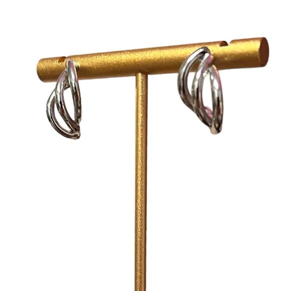 🤯5/$20🤯 Silver Tone Twist Earring - Picture 3 of 4